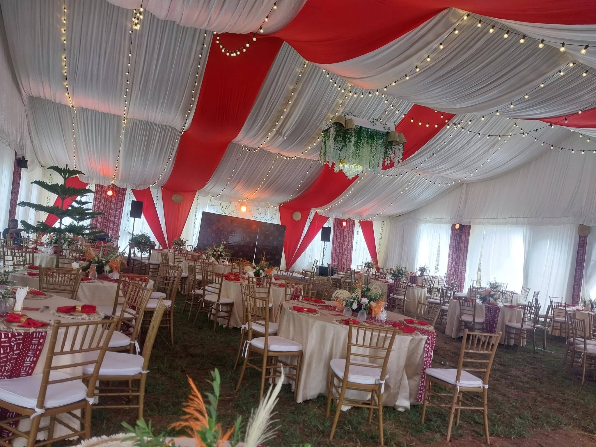 Premier Events & Decor traditional wedding intimate table